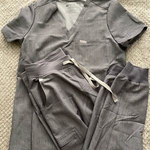 NWOT FIGS GRAPHITE Caterina & Zamora Scrub Set